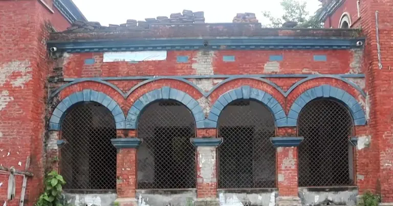 ঝুঁকিপূর্ণ ঐতিহাসিক ভবন